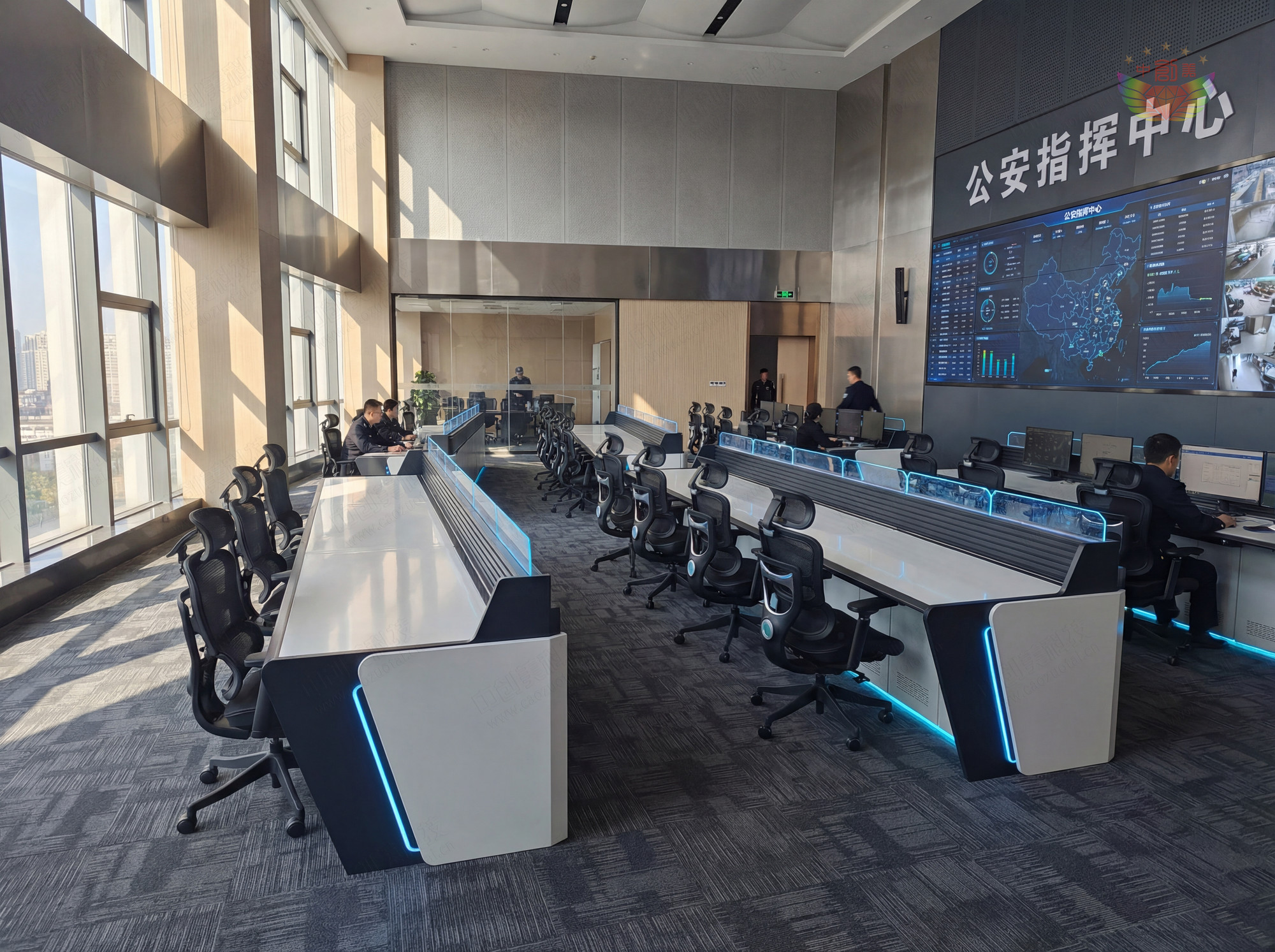 極簡(jiǎn)流線(xiàn)型監控操作臺圖片