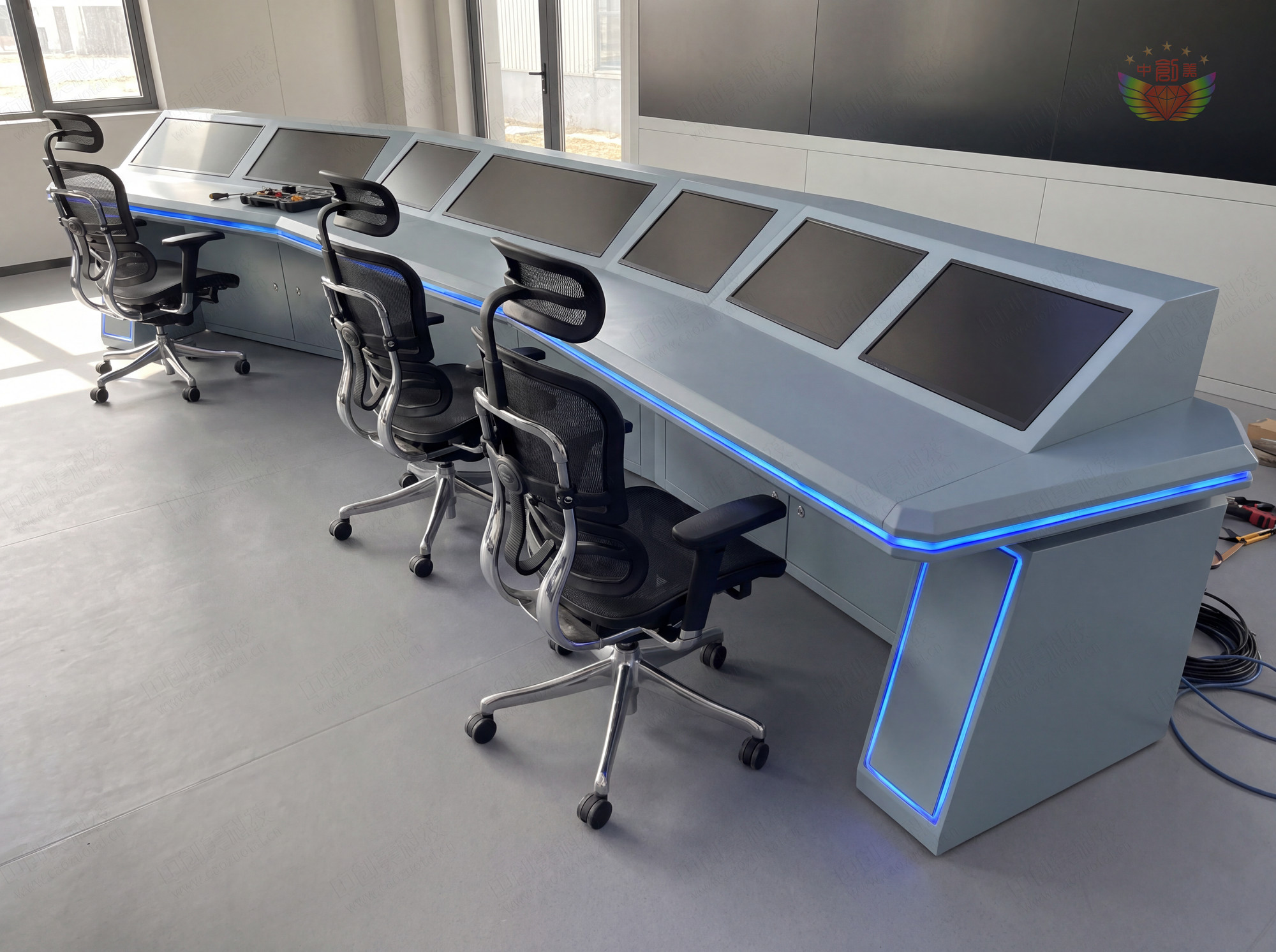 流線(xiàn)弧面多屏聯(lián)動(dòng)純金屬斜面操作臺款式圖